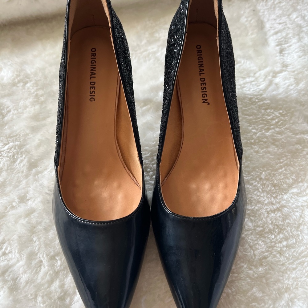 Black Women's Patent Leather Heels with Glitter